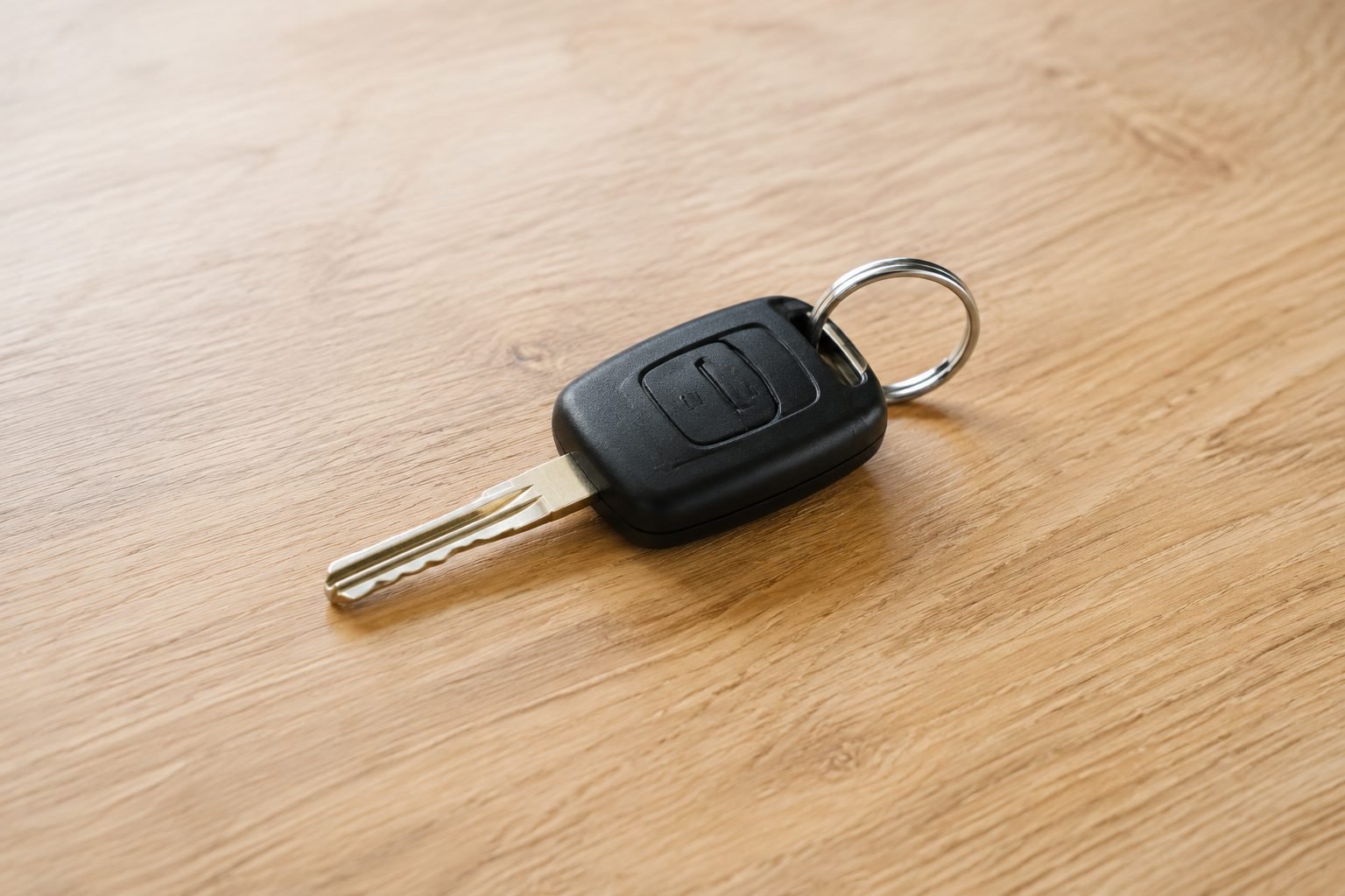 Llave de coche sobre una mesa de madera clara, junto al apartado de epilepsia y seguridad vial